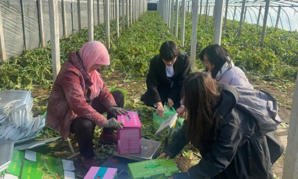 海内外多所院校的学生和老师组成的创业小团队“工橙特工队”在天津实地调研